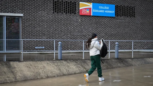 フランスの学校は脅迫的なメッセージと斬首のビデオを送った、と省は言う