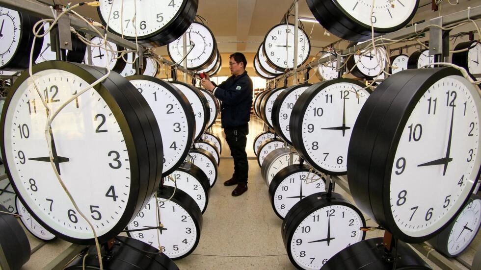 2020年12月15日、中国東部の山東省煙台にある時計会社のワークショップの技術者。© AFP - STR