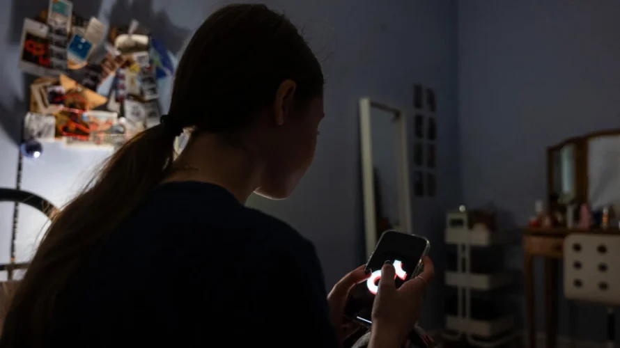 2024年3月27日に発表された世界的なWHOの研究では、サイバーいじめは男の子が11歳、女の子が13歳頃にピークに達したことが示された。青年の8人に1人が他の人をサイバーいじめを認めた。AFP経由のゲッティイメージズ - スペンサー・プラット