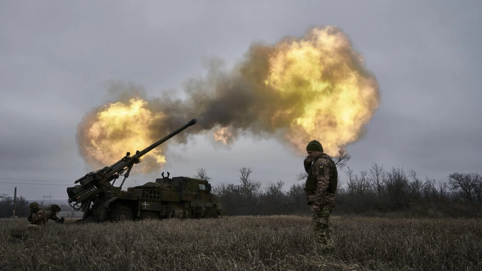 ウクライナの兵士は、2022年12月26日月曜日、ウクライナのドネツク地方のアヴディウカ近郊のロシアの陣地に向かって、フランス製のCAESAR自走榴弾砲を発射した。AP - リブコス