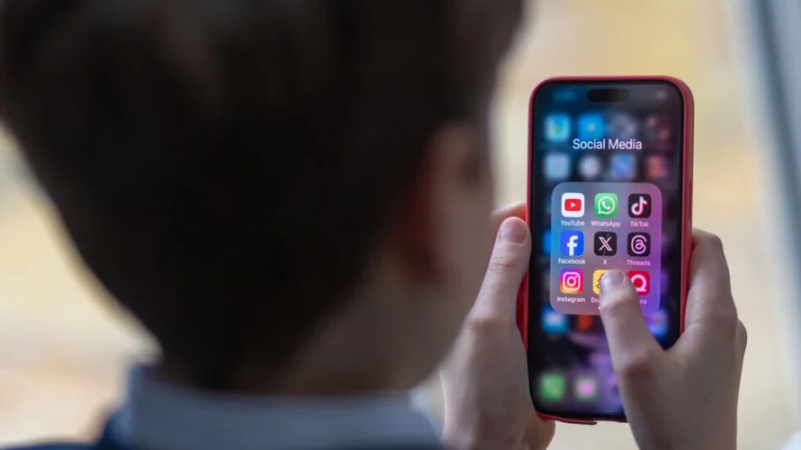 12歳のティーンエイジャーの80%がスマートフォンを持っています。ゲッティイメージズ - マット・カーディ