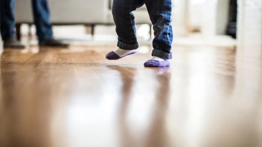 フランスでは、世界中で12万人以上の養子縁組がされています。ゲッティイメージズ - MoMoプロダクション