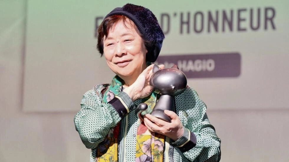 日本の漫画家モト・ハギオは、2024年1月27日にフランスで開催された第51回アングレーム国際コミックフェスティバルで生涯功労賞を受賞しました。© AFP - ヨハン・ボネット