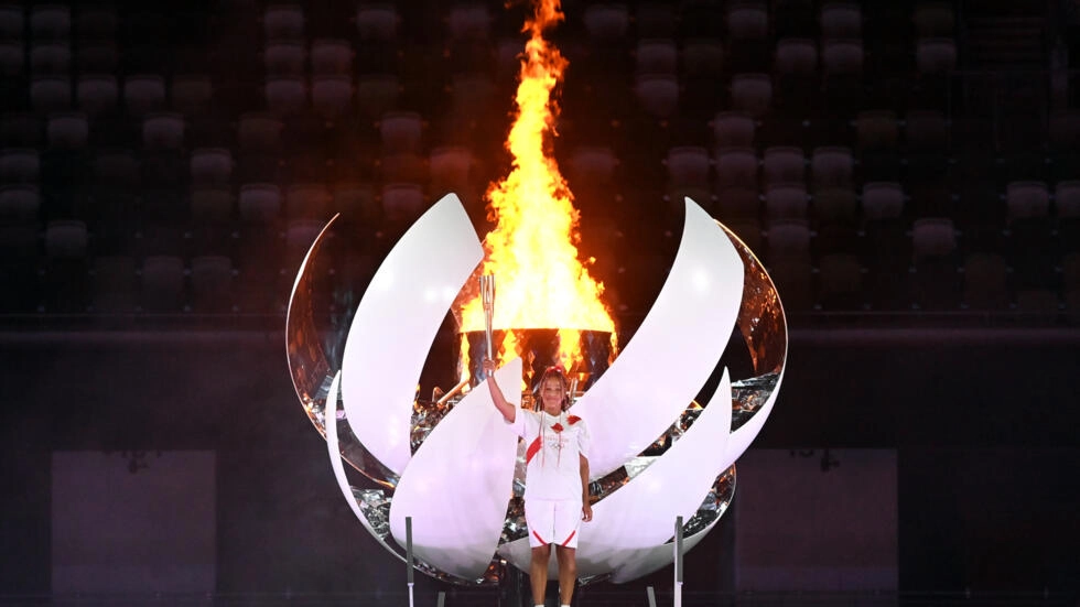 2021年の東京大会で、日本のテニス選手の大坂なおみが灯したオリンピックの大釜。© アンドレイ・イサコヴィッチ / AFP