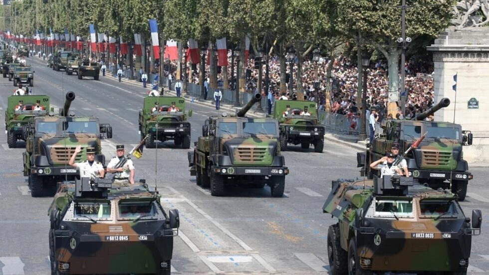 第3海兵砲兵連隊のVAB装甲車とシーザートラック搭載155mm砲は、2018年7月14日にパリのシャンゼリゼで開催される毎年恒例のバスティーユの日軍事パレードに参加します。AFP - ルドヴィック・マリン