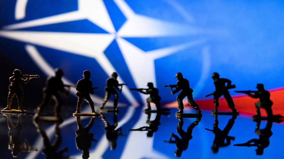 NATOのロゴとロシア国旗の色の前のおもちゃの兵士たち。軍事同盟は2024年4月4日に75歳になる。© ロイター - ダド・ルヴィック
