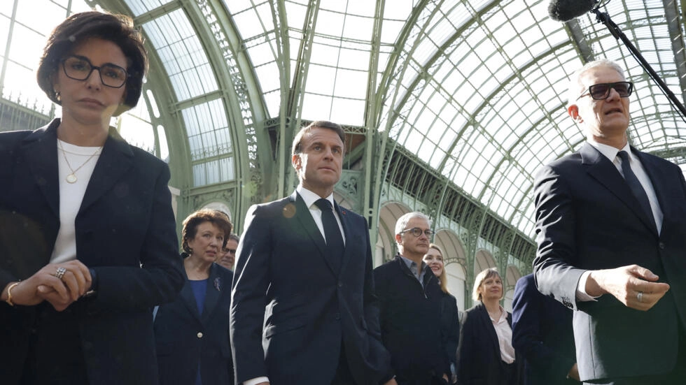 2024年4月15日、グラン・パレでのフランスのエマニュエル・マクロン大統領(中央)は、2024年パリオリンピックの開始の100日前に。 2024年4月15日、グラン・パレでのフランスのエマニュエル・マクロン大統領(中央)は、2024年パリオリンピックの開始の100日前に。© Yoan Valat/Pool ロイター経由