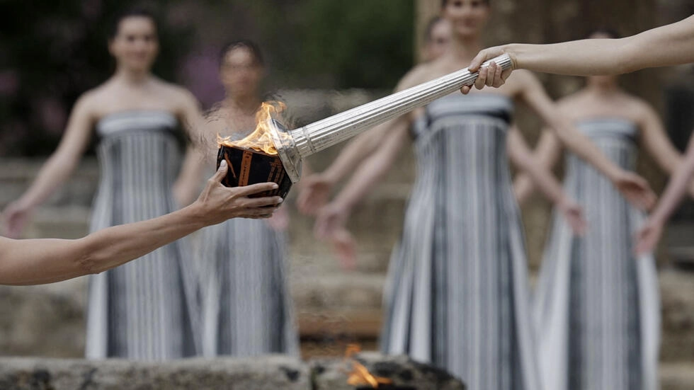 ギリシャの女優メアリー・ミナは、大祭司役を演じ、パリ2024オリンピックのオリンピック炎の点灯式で炎を灯します。ロイター - アルキス・コンスタンティニディス