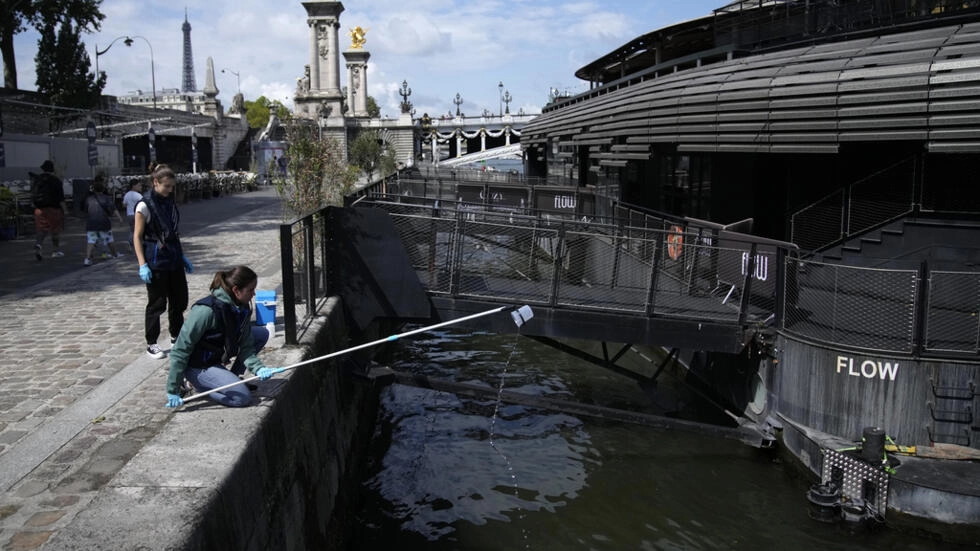 2023年8月4日、パリのアレクサンドル3世橋近くのセーヌ川からの水のサンプリング。AP - クリストフ・エナ