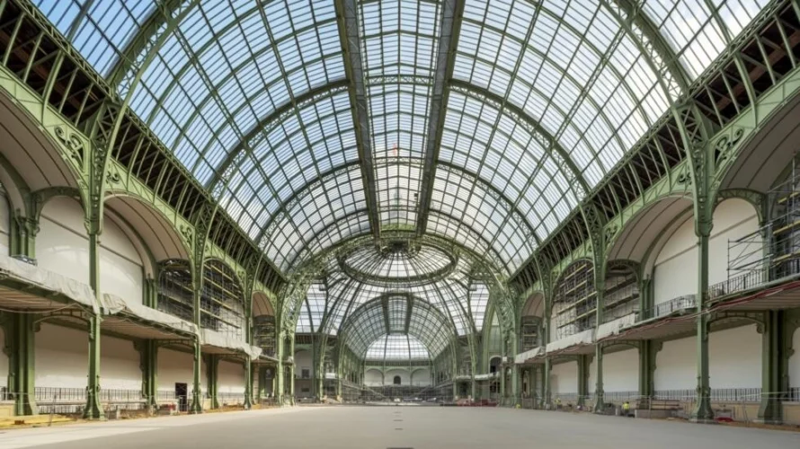 作業中のグラン・パレの身廊の眺め。© Patrick Tourneboeuf at Tendance Floue for GrandPalaisRmn, Paris 2023