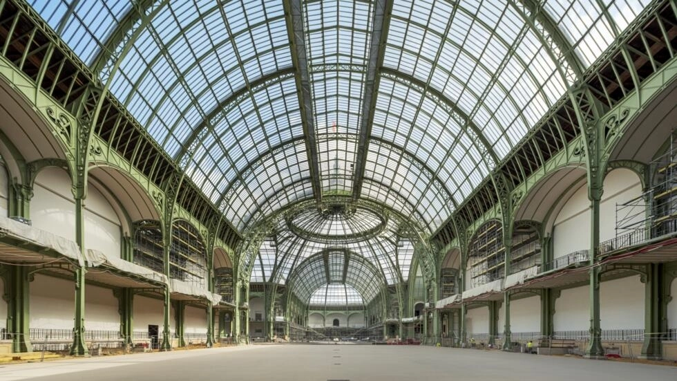 作業中のグラン・パレの身廊の眺め。© Patrick Tourneboeuf at Tendance Floue for GrandPalaisRmn, Paris 2023