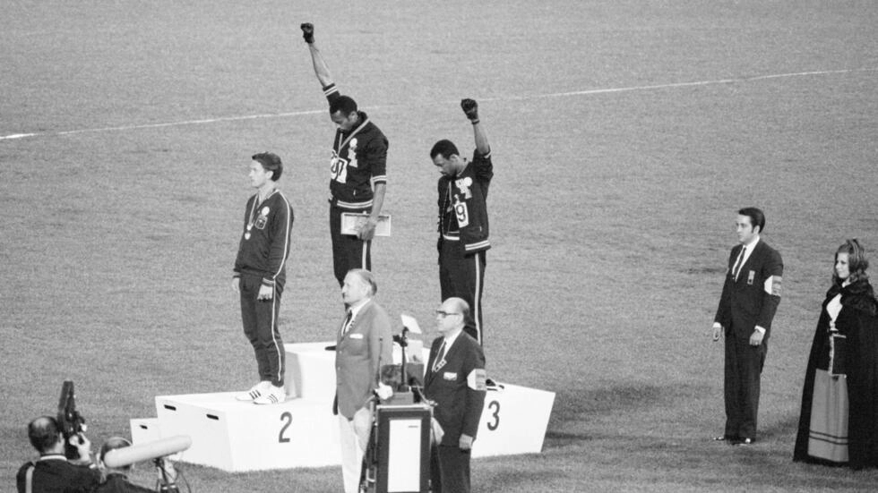 アメリカのスプリンター、トミー・スミス(中央)とジョン・カルロス(右)は、1968年にメキシコで開催された200m決勝の後、自国で人種差別と人種差別に対する抗議を行った。ベットマンアーカイブ - ベットマン