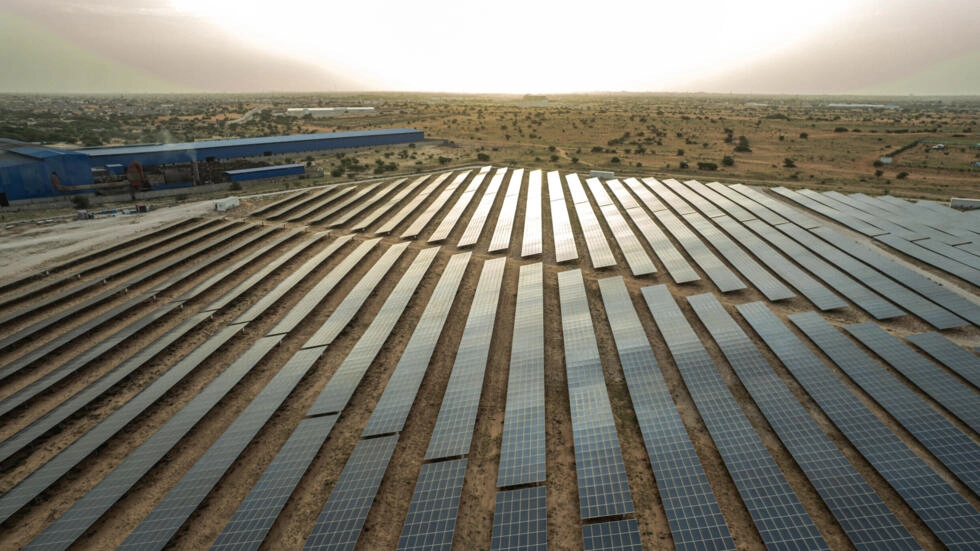 ヌアクチョッティン・モーリタニア郊外の50メガワットの太陽光発電所のパネル。再生可能エネルギーは大陸の経済成長の主要な原動力です。AFP - MED LEMINE RAJEL