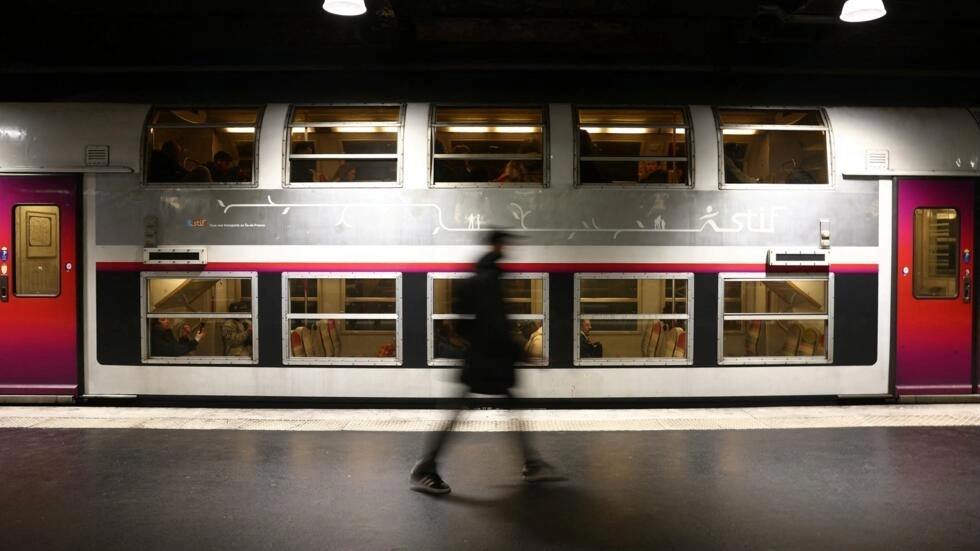 パリのオルセー美術館駅でRER Cを通り過ぎる男性。© AFP - エマニュエル・デュナン