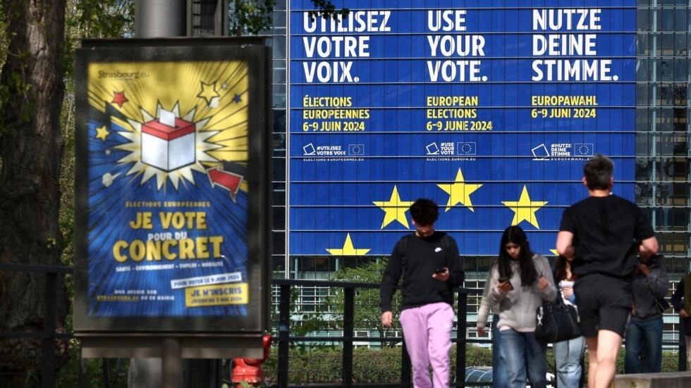 2024年4月10日、フランス東部のストラスブールにある欧州議会ビルのファサードで、今後の欧州選挙を発表するポスター。© フレデリック・フロリン / AFP