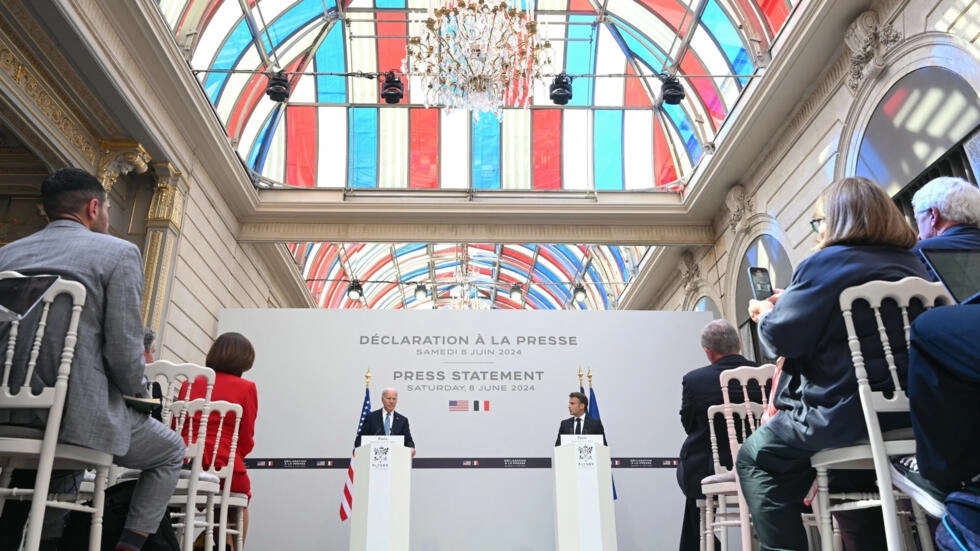 ジョー・バイデン米大統領とフランスのエマニュエル・マクロン大統領は、2024年6月8日にパリの大統領エリゼ宮殿で、米国大統領のフランス訪問の一環としてメディアに演説した。AFP - ソール・ローブ