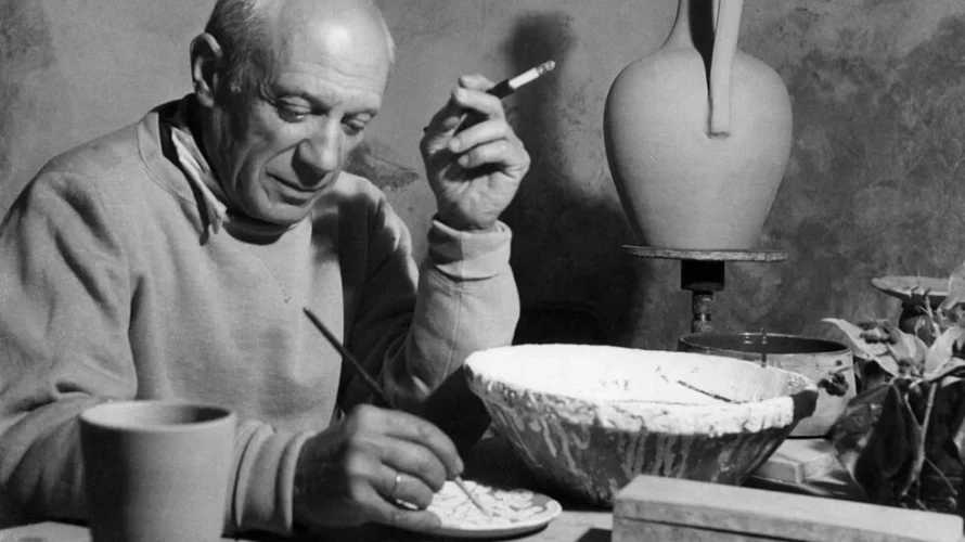 パブロ・ピカソは、1949年4月に南フランスのヴァロリスにある彼のワークショップで陶芸作品に取り組んでいます。© AFP