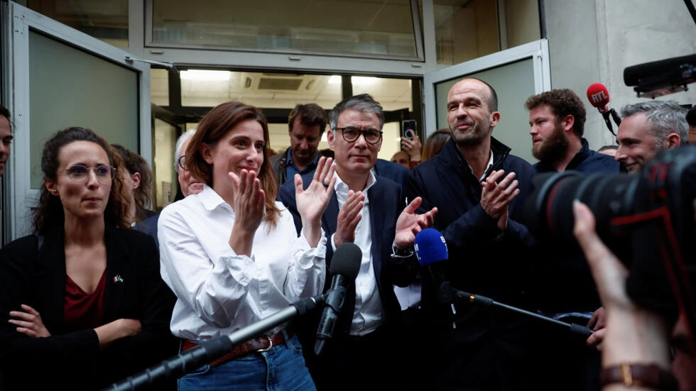 社会主義者オリヴィエ・フォール(C)は、右にLFIコーディネーターのマヌエル・ボンパール、左にフランスの緑の党のリーダーであるマリン・トンデリアは、木曜日の夜に左翼同盟に関する合意に達したことに満足を表明しています。ロイター - ステファン・マヘ