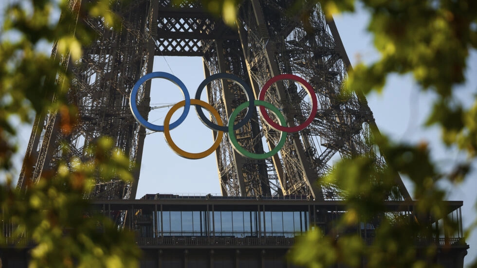 オリンピックリングは、7月26日にパリ大会が始まる50日前に、6月7日の早朝にエッフェル塔の南面に配置されました。AP - トーマス・パディーヤ