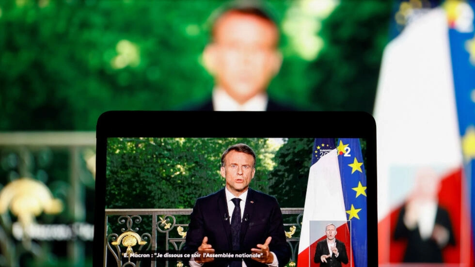 フランスのエマニュエル・マクロン大統領は、2024年6月9日の欧州選挙をきっかけに、急な議会世論調査を発表するテレビ演説を行った。© ロイター - クリスチャン・ハートマン
