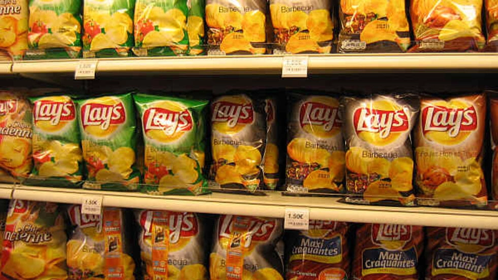 フランスのスーパーマーケットの棚の上のポテトチップス。まもなく欧州連合によって禁止される8つのスモークフレーバーのいずれかを使用するものは、2年以内に成分を再構成する必要があります。© AFP