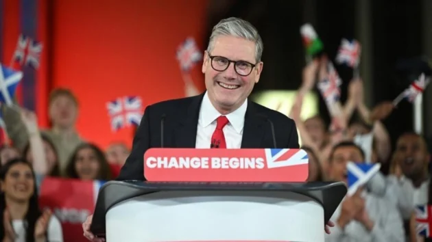 リーダーのスターマーが変化をもたらすことを誓う中、英国の中道左派労働党が権力を握る