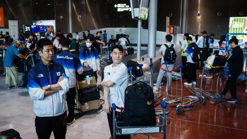 2024年7月20日、ロワシー・シャルル・ド・ゴール空港でのアスリートと韓国代表団のメンバー。© AFP/ディミター・ディルコフ