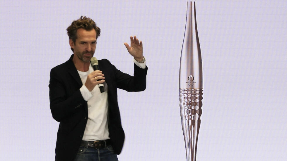 パリ2024オリンピックトーチのデザインの発表中の記者会見でデザイナーのマチュー・レハンヌール。© ロイター - パスカル・ロシニョール