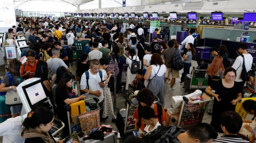 2024年7月19日、中国香港で、航空会社の運航を混乱させるシステム停止中、香港国際空港の乗客が香港国際空港のカウンターに並んでいます。ロイター/タイロン・シウ ロイター - タイロン・シウ