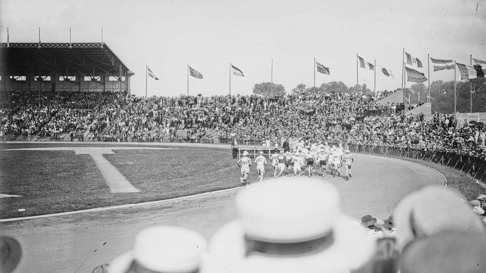 マラソンは1924年7月13日、1924年オリンピック中にパリ郊外のコロンブスタジアムで開催されます。© Agence Rol via Gallica Digital Library / Bibliothèque Nationale de France