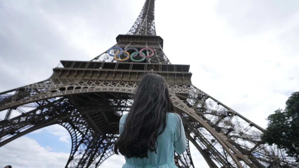 2024年7月22日月曜日、フランスのパリで、2024年夏季オリンピックの前にエッフェル塔の前の観光客。(イラスト画像)AP - Natacha Pisarenko