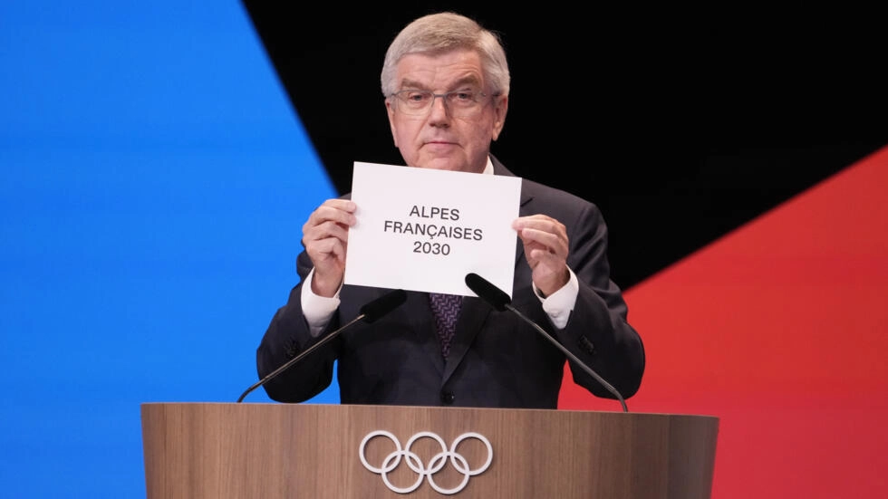 IOCのトーマス・バッハ会長は、フランスアルプスが2024年7月24日にフランスのパリで2030年冬季オリンピックを開催するために指名されたと発表した。© AP/デビッド・ゴールドマン