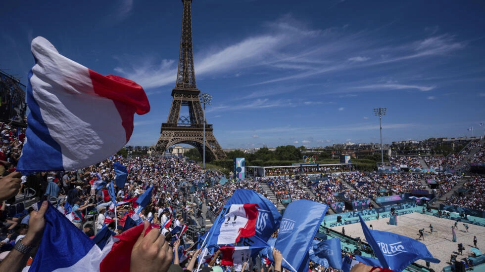 フランスのサポーターは、2024年7月28日(日)にフランスのパリで開催された2024年夏季オリンピックで、エッフェル塔スタジアムでのドイツとフランスの女子ビーチバレーの試合中に旗を振る。AP - ルイーズ・デルモット