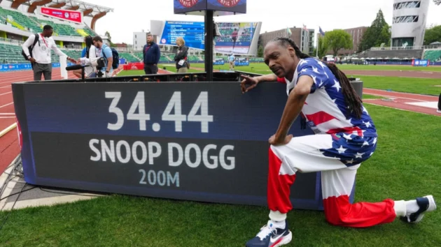 米国のラッパー、スヌープ・ドッグは、大会開幕前の最終ラウンドでパリオリンピックの聖火を運ぶ
