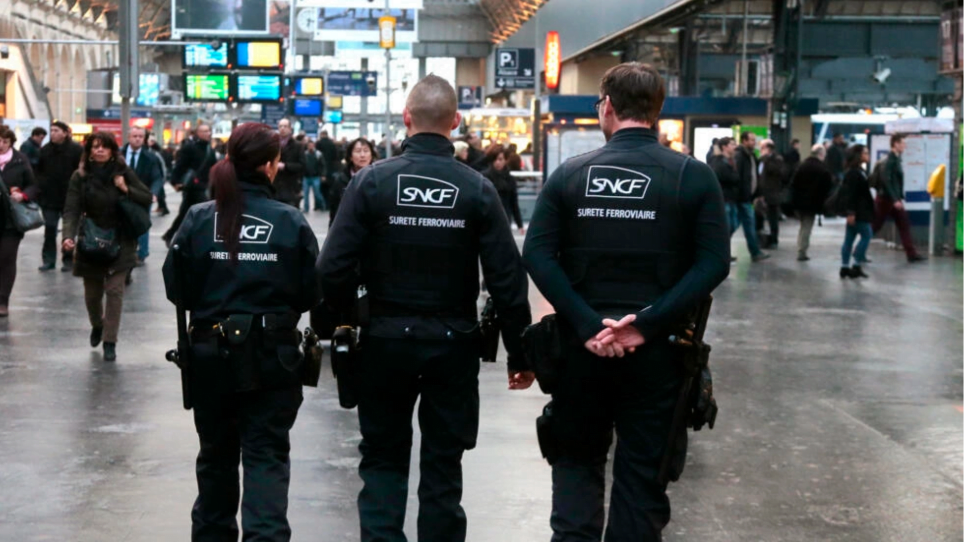 パリの東駅でパトロール中のフランスの鉄道警察、JACQUES DEMARTHON / AFP