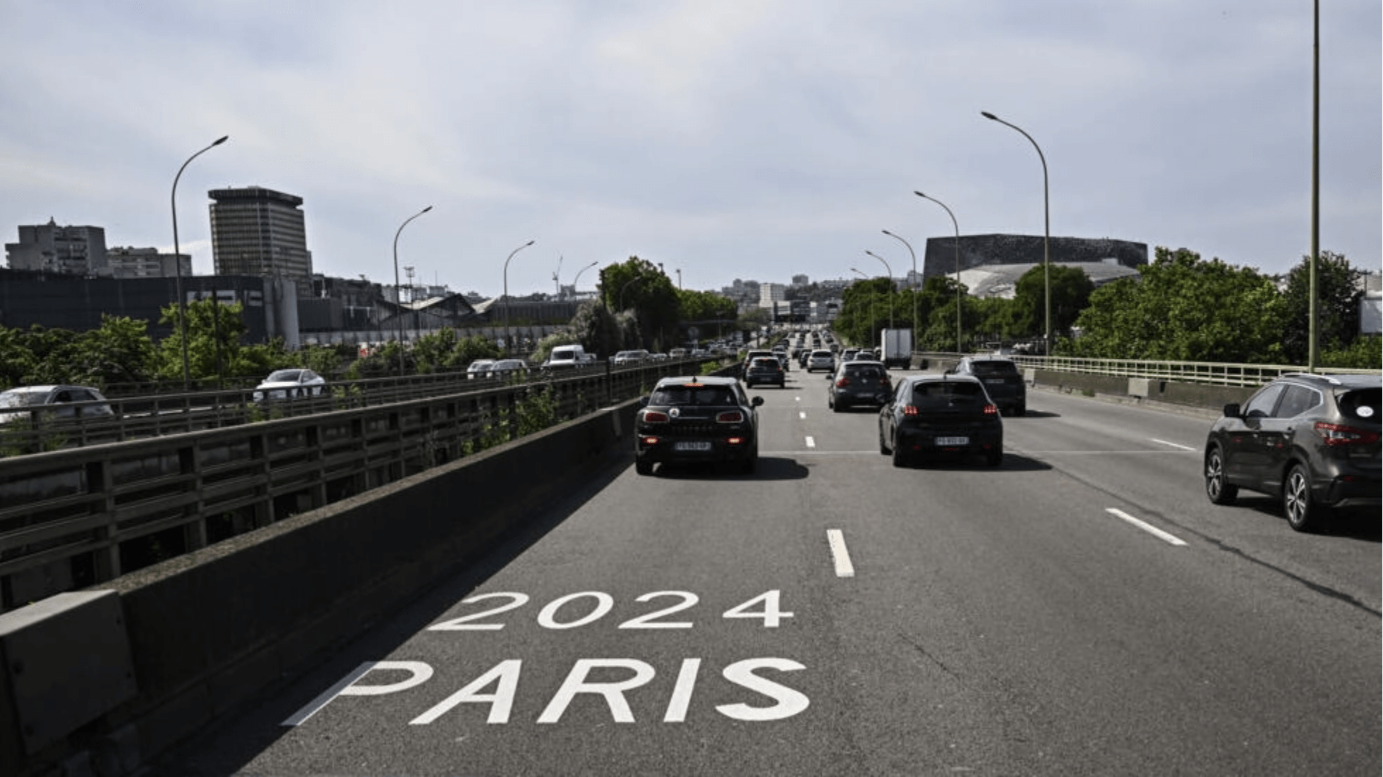 2024年6月30日に撮影されたパリ2024オリンピックの優先車両用に予約されているパリ環状道路の「パリ2024」車線。© ジュリアン・デ・ローザ / AFP