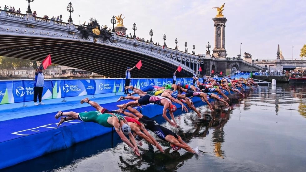 vvvvオリンピック主催者は、汚染の懸念からセーヌでのトライアスロントレーニングの2日目をキャンセル © AFP