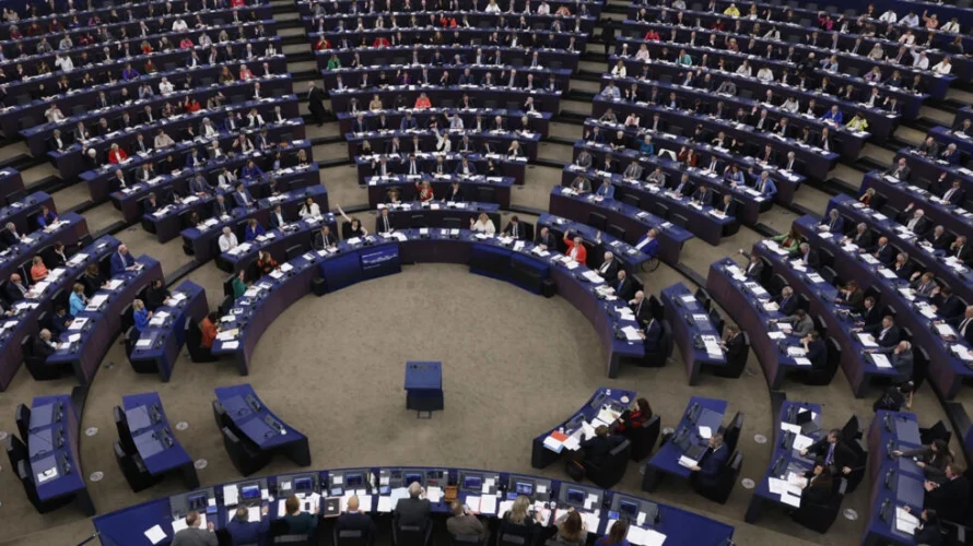 国会議員は、2024年4月23日火曜日にフランス東部のストラスブールで欧州議会の会議に出席します。© Jean-Francois Badias / АР