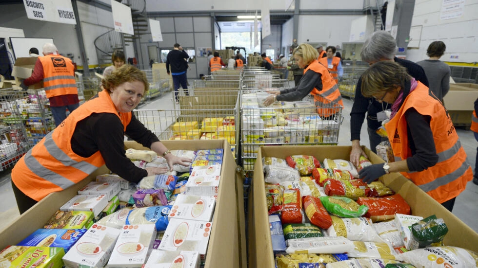 la Banque Alimentaireのボランティアは、マルセイユの箱に寄付された食べ物を詰めます(イラスト)。AFP - アンヌ・クリスティン・プジュラ