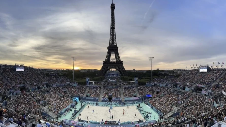 2024年8月4日、オリンピック中のエッフェル塔の下のスタジアムでのバレーボールの試合。ここや他の象徴的な会場でのイベントは、チケットの販売に苦労したパラリンピックのために売り切れました。© ロバート・F・ブカティ/AP