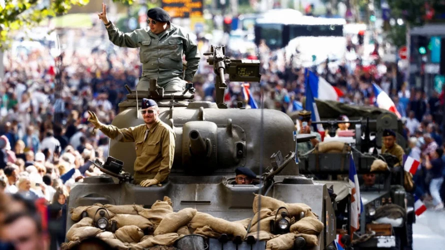ヴィンテージの軍用車両と再現者は、2024年8月25日、フランスのパリで、ナチスの支配からのパリ解放80周年を記念する記念式典の一環として、ドイツ占領からのパリの解放の再現に参加します。ロイター - クリスチャン・ハートマン