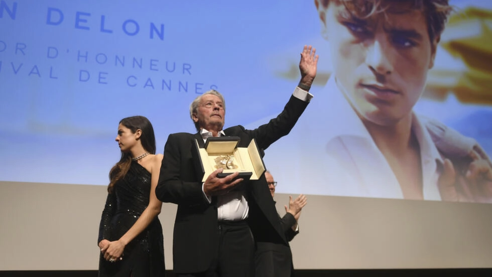 フランスの俳優アラン・ドロン(中央)は、2019年5月19日(日)に南フランスのカンヌで開催された第72回国際映画祭で名誉パルムドール賞を受賞しました。アーサー・モラ/インビジョン/AP - アーサー・モラ