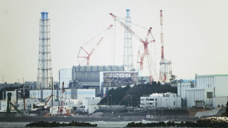 2022年3月2日、浪江町の請戸漁港から見た福島原発。ヒロコマエ / AP