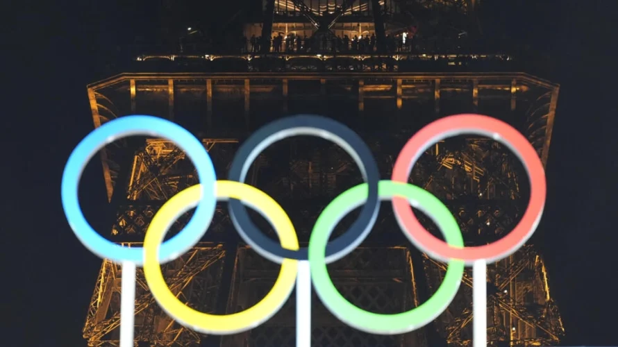 観客は、2024年8月10日のパリオリンピックでスウェーデンとドイツのビーチバレー男子金メダルの試合の後、エッフェル塔の2階から見ています。© ロバート・F・ブカティ / AP