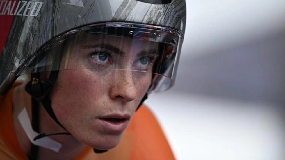 オランダのデミ・ヴォレリングは、2024年7月27日にパリ2024年パリオリンピックで女子ロードサイクリング個人タイムトライアルを開始する準備をしています。AFP - ベン・スタンソール