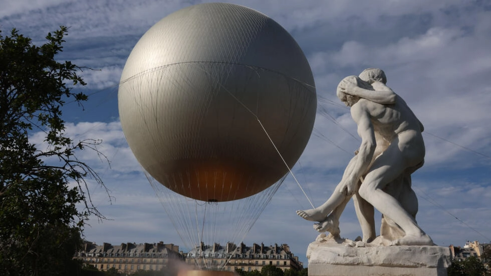 チュイルリー庭園のオリンピック大釜の前で描かれたフランソワ・シカールの「良きサマリア人」。オリンピックのために観光の数字が大幅に増加し、ゲームが人気を証明した後、大釜を飛ばし続ける計画が高まります。Pierre RENE-WORMS / FMM - ピエール・ルネ・ワーム