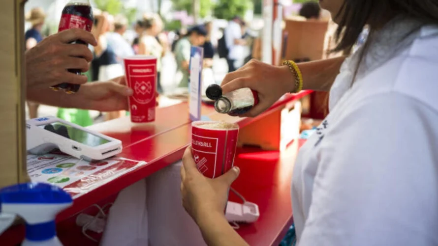 2024年オリンピックのコカ・コーラのプラスチックカップは、ローランド・ギャロスにあります。© AFP