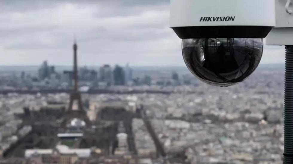 フランスは、パリオリンピックをはるかに超えて、AIを活用したビデオ監視の使用を拡大することを検討しています。© AFP - マーティン・ビューロー