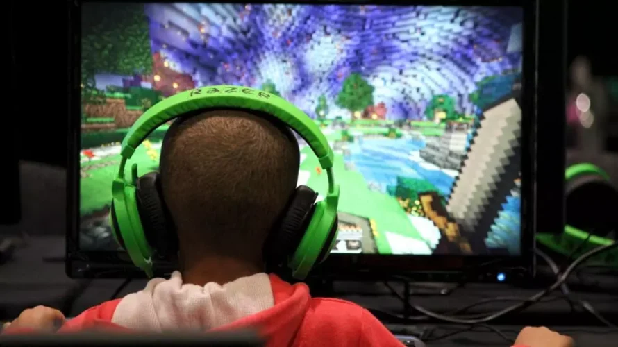 子供は、ゲーム内の消費慣行に関するEU消費者の苦情の中心にある人気のあるゲームの1つであるMinecraftをプレイしています。ロイター/マシュー・トステビン