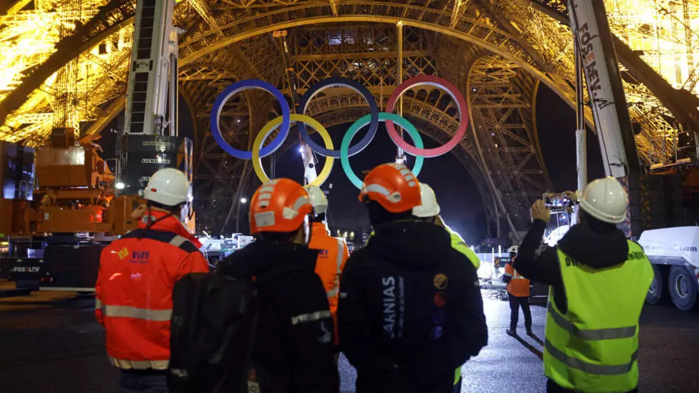 2024年9月27日、パリのエッフェル塔からクレーンがオリンピックのリングを撤去。AFP - ゲフロイ・ヴァン・デル・ハッセルト